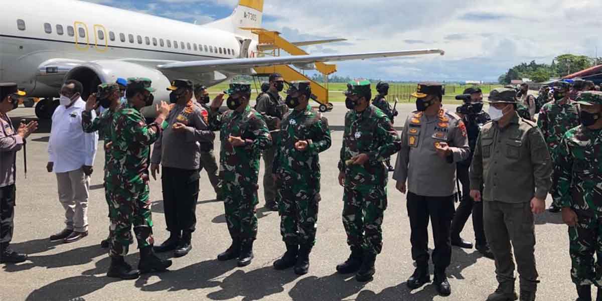 pasca-labeli-kkb-teroris-panglima-tni-dan-kapolri-pertemuan-tertutup-di-timika